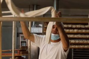 “Pan Nuestro”: el documental que preservó la memoria viva de la panadería chilena